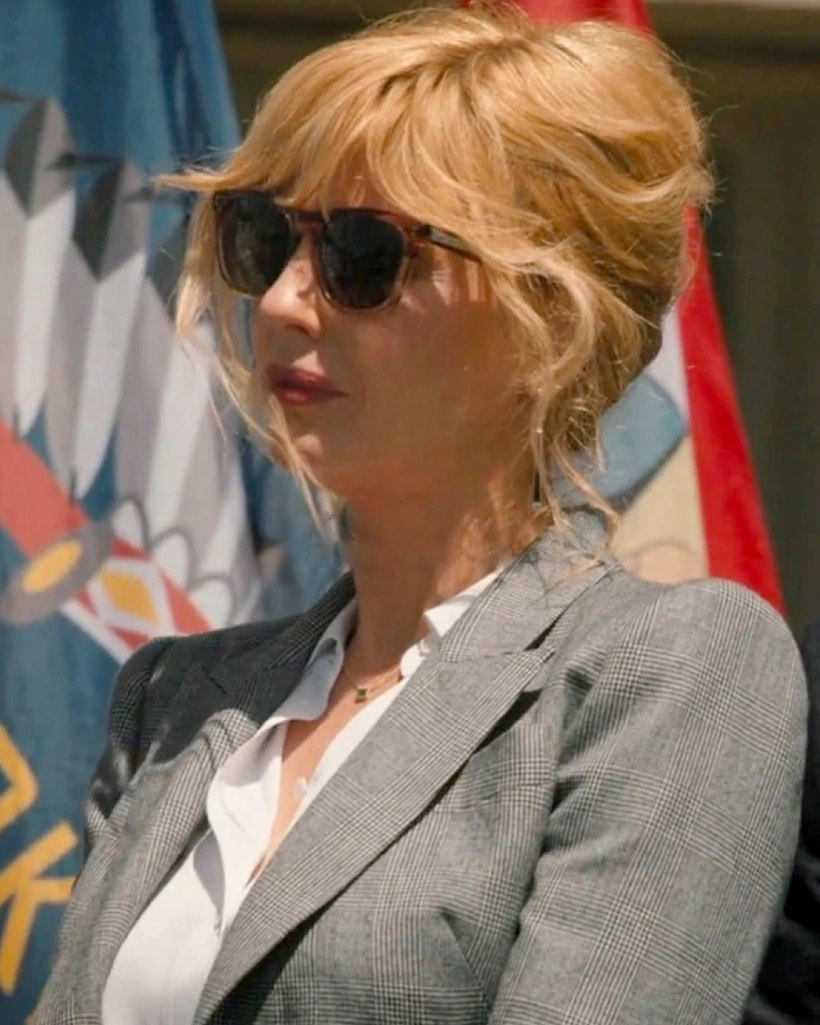 Yellowstone Season 5 Beth Dutton Grey Blazer - Image 4